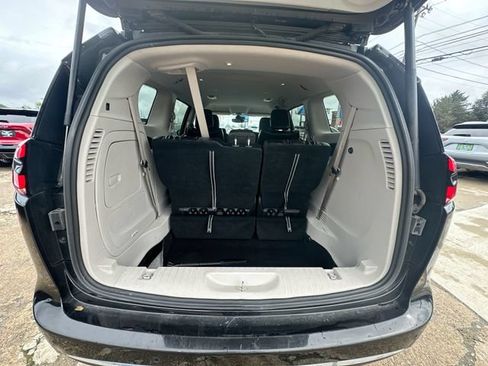 Used 2023 Chrysler Pacifica Touring-L FWD image 28