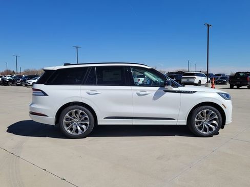 New 2026 Lincoln Aviator AWD image 2