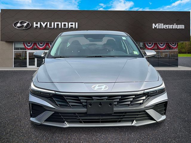 Certified 2026 Hyundai Elantra SE w/ Cargo Package FWD image 2