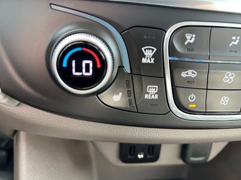 Used 2018 Chevrolet Traverse LT image 38