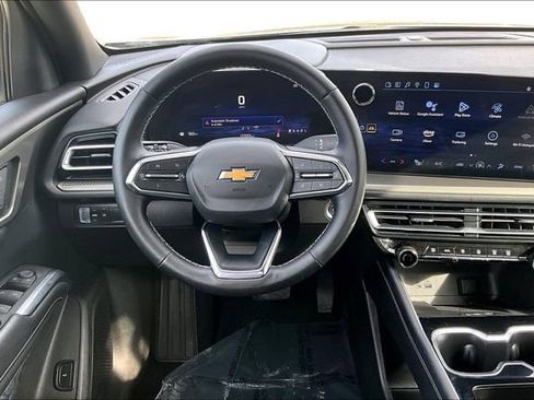 Used 2025 Chevrolet Traverse LT image 5