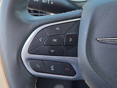 Used 2023 Chrysler Pacifica Touring-L FWD image 21