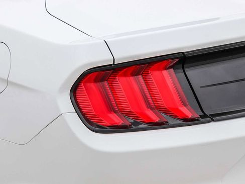 Used 2022 Ford Mustang Convertible RWD image 9