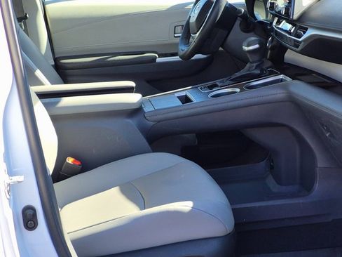 Used 2022 Toyota Sienna XLE image 23