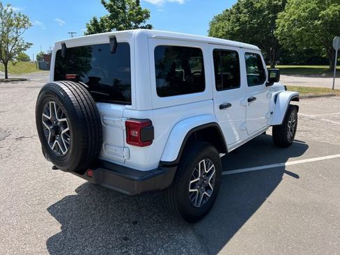 Used 2025 Jeep Wrangler Unlimited Sahara AWD/4WD image 11