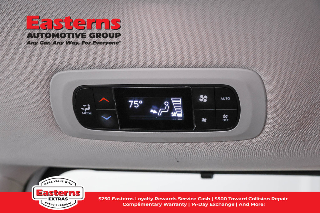 Used 2023 Chrysler Pacifica Touring-L FWD image 23