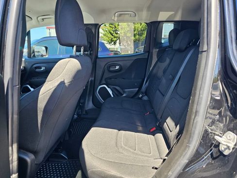 Used 2018 Jeep Renegade Latitude w/ Cold Weather Group AWD/4WD image 16