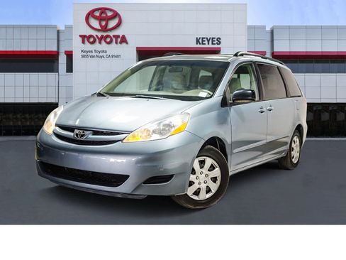 Used 2010 Toyota Sienna LE image 1