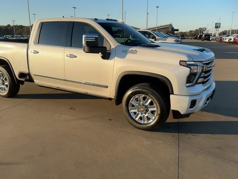 Used 2025 Chevrolet Silverado 2500 High Country w/ Technology Package image 9