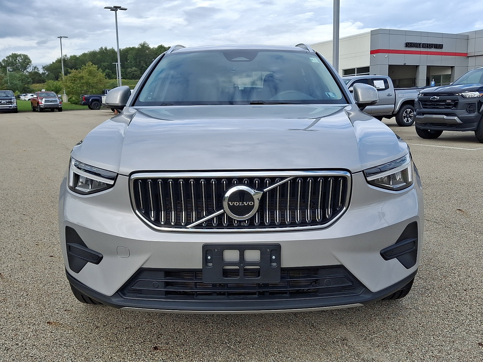 Used 2025 Volvo XC40 B5 Core AWD/4WD image 2