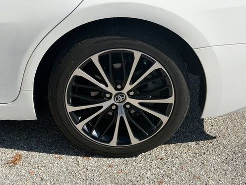 Used 2019 Toyota Camry SE w/ Convenience Package FWD image 5