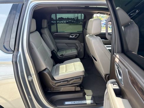 Used 2023 Chevrolet Suburban Z71 w/ Luxury Package AWD/4WD image 12