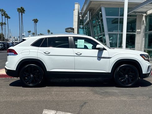 Used 2023 Volkswagen Atlas Cross Sport SE w/ Panoramic Sunroof Package FWD image 3