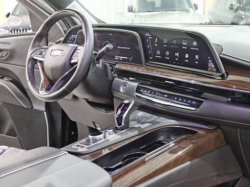 Used 2024 Cadillac Escalade ESV Sport Platinum w/ LPO, ONYX Package image 39