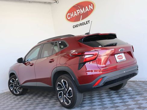 Used 2024 Chevrolet Trax RS w/ Sunroof Package FWD image 4