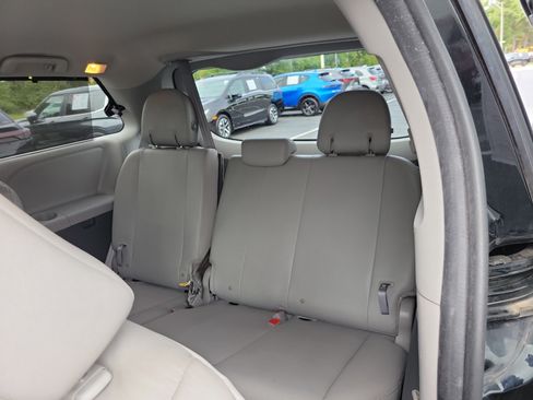 Certified 2020 Toyota Sienna XLE FWD image 14