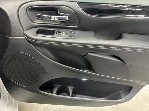 Used 2018 Dodge Grand Caravan SXT w/ Blacktop Package FWD image 8