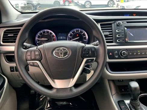 Used 2014 Toyota Highlander LE image 4