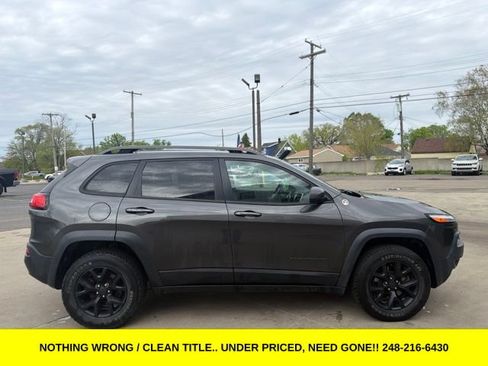 Used 2017 Jeep Cherokee Trailhawk w/ Cold Weather Group AWD/4WD image 8