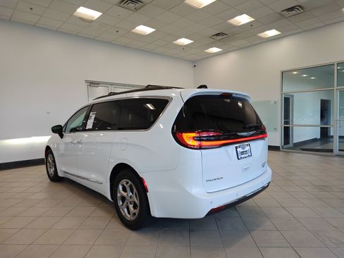 Used 2023 Chrysler Pacifica Limited FWD image 5