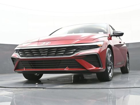 Certified 2025 Hyundai Elantra Sport image 47