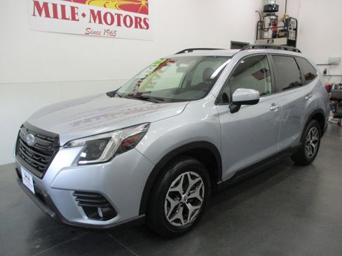 Used 2022 Subaru Forester Premium image 3