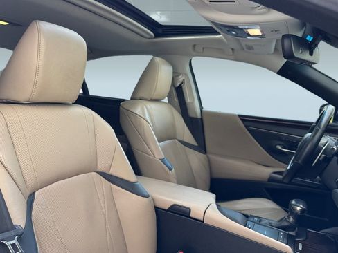 Used 2019 Lexus ES 300h image 32