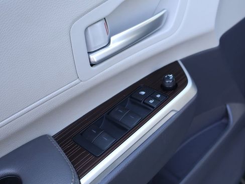 Used 2024 Toyota Sienna XLE image 21