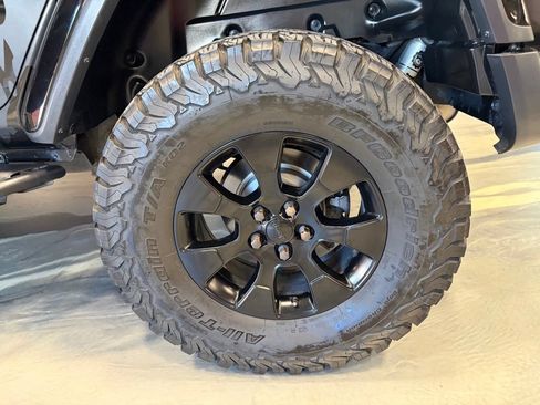 Used 2018 Jeep Wrangler Unlimited Sahara w/ Dual Top Group AWD/4WD image 28