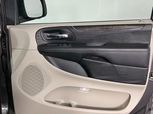 Used 2015 Chrysler Town & Country Touring w/ Driver Convenience Group FWD image 24