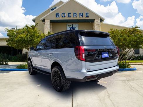 Used 2025 Ford Expedition Tremor image 3