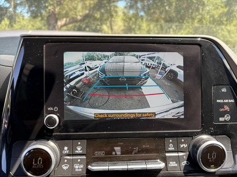 Used 2025 Toyota Highlander LE FWD image 17