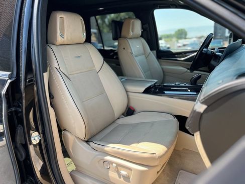 Used 2021 Cadillac Escalade Premium Luxury AWD/4WD image 24