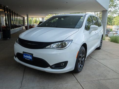 Used 2020 Chrysler Pacifica Touring w/ S Appearance Package FWD image 3