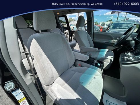 Used 2017 Toyota Sienna LE AWD/4WD image 11