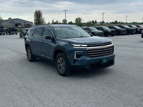 Certified 2025 Chevrolet Traverse LT AWD/4WD image 1