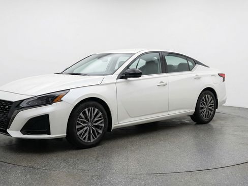 Used 2025 Nissan Altima 2.5 SV image 3