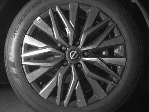Used 2025 Nissan Altima 2.5 SV FWD image 13
