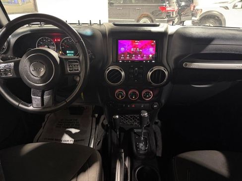 Used 2016 Jeep Wrangler Unlimited Rubicon w/ Connectivity Group AWD/4WD image 21