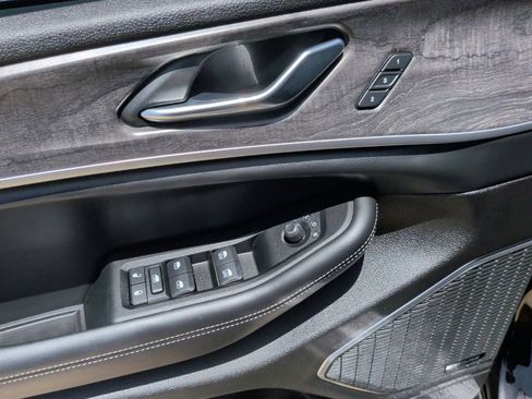 Used 2025 Jeep Grand Cherokee L Limited w/ Luxury Tech Group II RWD image 12
