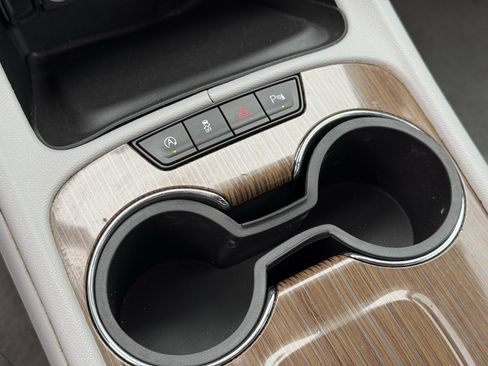 Used 2020 GMC Acadia SLE image 23