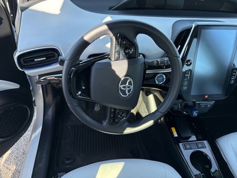 Used 2022 Toyota Prius L Eco image 10