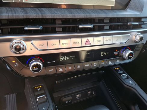 Used 2024 Kia Telluride EX w/ EX Captain's Chair Package image 17