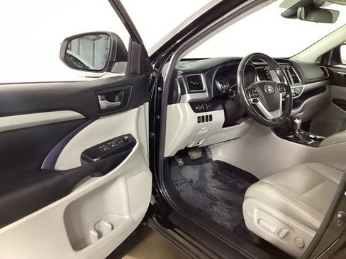 Used 2018 Toyota Highlander XLE AWD/4WD image 9