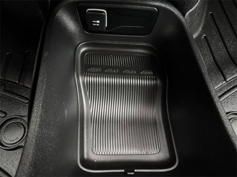 Used 2024 Chrysler Pacifica Touring image 24