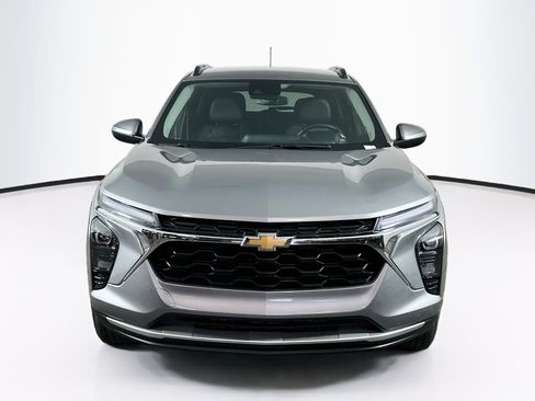 Used 2025 Chevrolet Trax LT w/ LT Convenience Package FWD image 2