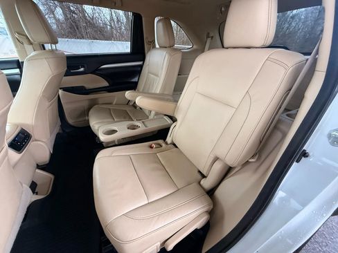 Used 2018 Toyota Highlander XLE image 19