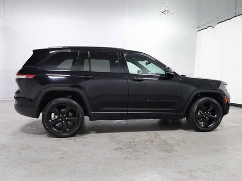 Used 2024 Jeep Grand Cherokee Altitude AWD/4WD image 10