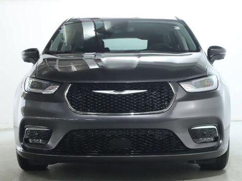 Used 2023 Chrysler Pacifica Touring-L image 5