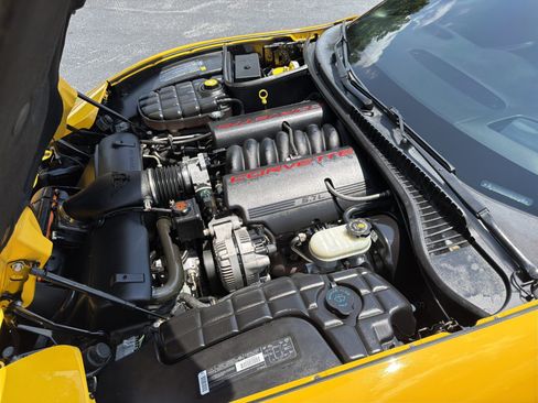 Used 2000 Chevrolet Corvette Coupe w/ Roof Pkg RWD image 17